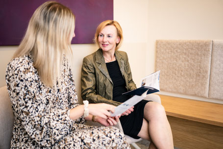 Klientinnen im Wartebereich