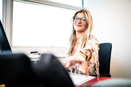 Sachbearbeiterin Carina Starz beim Abheben am Telefon