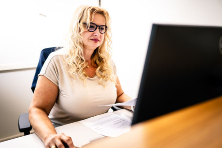 Sachbearbeiterin Claudia Schuschnig bei der Arbeit