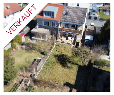 Der rechte Teil eines Doppelhauses mit einem großem Garten und Balkon. Dieses Haus steht in Frauenaurach und wird durch Kollmer IMMOBILIEN verkauft. Es ist ein Immobilienangebot.