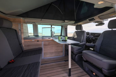 VW California T6.1 Innenraum mit aufgestelltem Dach und Lounge 2026