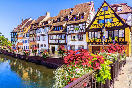 Fachwerkstadt Colmar in Frankreich mit gelbem Haus 2025