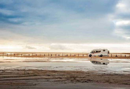 Wohnmobil im Watt an der Nordsee am weiten Strand 2025
