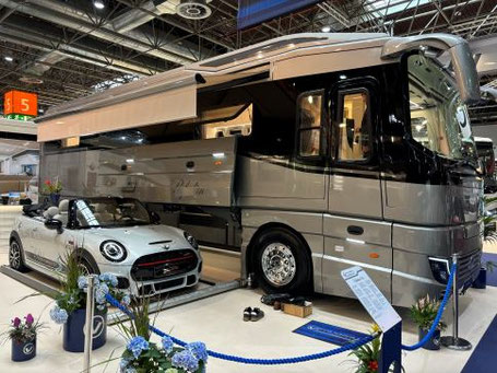 Das teuerste Wohnmobil in Deutschland mit SeitengarageLuxus Wohnmobil am See mit Seitengarage und Mini Auto 2026