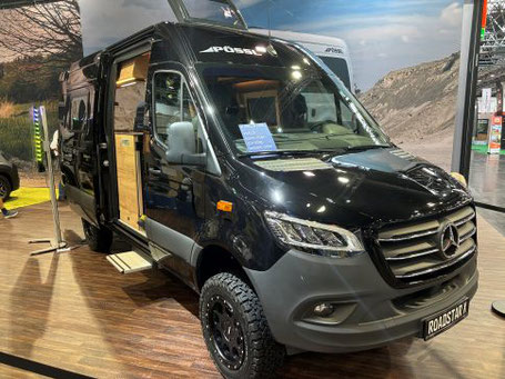 Schwarzes Pössl Allrad Camper Roadstar X auf dem Caravan Salon 2026