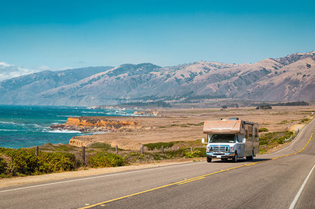 Wohnmobil auf Highway 1 an der Küste USA 2026