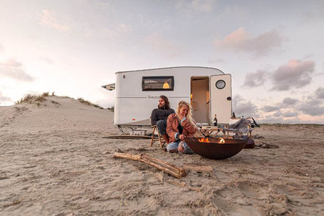 Hobby Beachy am Strand mit Paar vor einer Feuerschale 2026