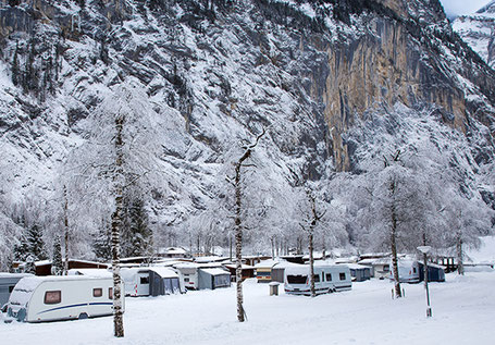 Campingplatz im Schnee vor Bergen 2026