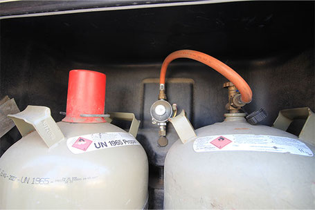 Zwei gebrauchte Eigentums Gasflaschen 11 kg 2026 mit roter Kappe