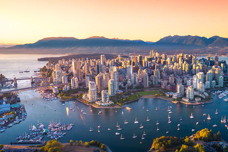 Blick von oben auf Vancouver bei Sonnenaufgang 2026