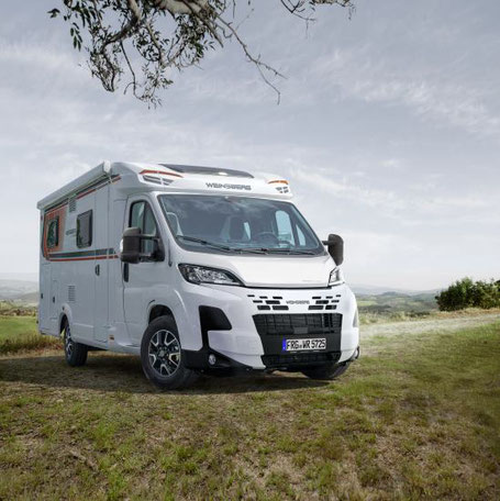 Weinsberg CaraCompact Edition in weiß auf einer Wiese 2025