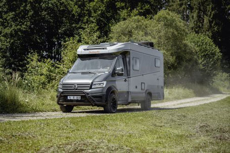 Allrad Camper von Dethleffs fährt auf einer Wiese 2025