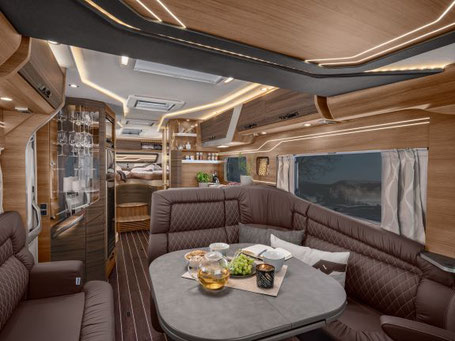 Luxus Wohnmobil Lounge mit dunklem Holz 2025