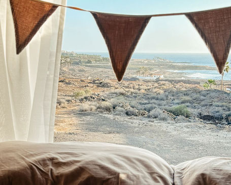 Ausblick aus Camper auf Meer und Wimpelkette