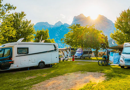 Wohnmobile bei Sonnenuntergang auf Campingplatz am Gardasee