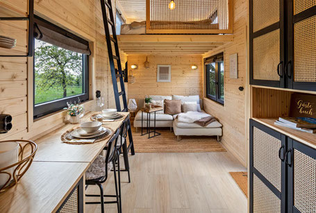 Inneneinrichtung eines modernen Tiny Houses aus Holz in Ulrichstein 2026