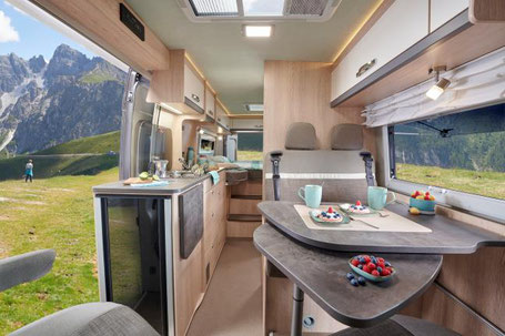 Lounge eines Pössl Summit Camper Vans vor einem Berg 2026