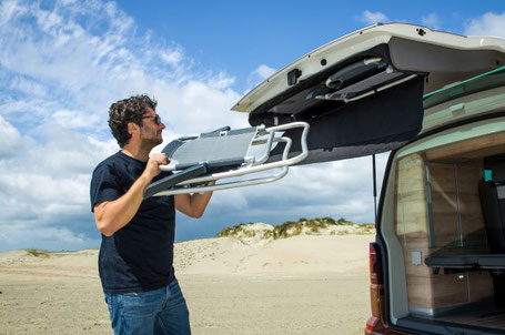 VW California T6.1 Stühle im Heck verstauen von Mann am Strand 2026