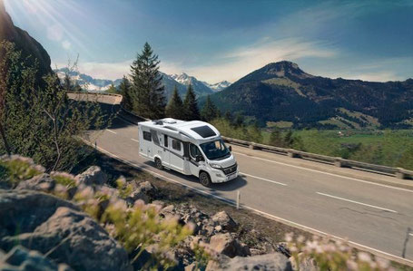 Knaus Sky Wave Wohnmobil auf einer Straße in den Bergen 2026