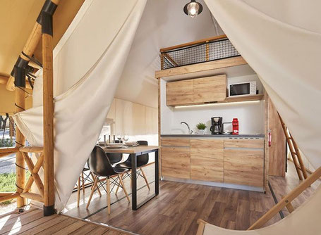 Moderne Inneneinrichtung Glamping Zelt XL auf Wiese Glamping Schwarzwald 2026