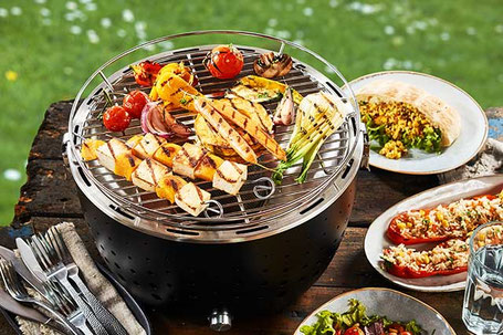 Rundgrill mit Fleischspießen und Gemüse schön angerichtet 2026