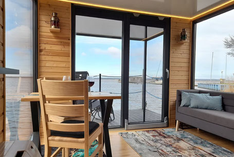 Inneneinrichtung eines Hausboots aus Holz mit Blick auf den See 2026