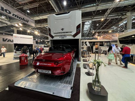 Luxus Wohnmobil mit Fahrzeug in der Heckgarage 2026