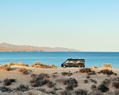 Schwarzer Kastenwagen vor Meer auf Fuerteventura