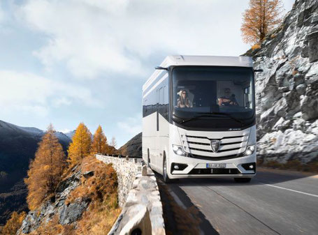 Luxus Wohnmobil fährt auf Alpenstraße im Herbst 2026