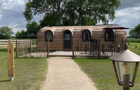 Igluhut Glamping Unterkunft in Diepholz auf einem Feld 2025