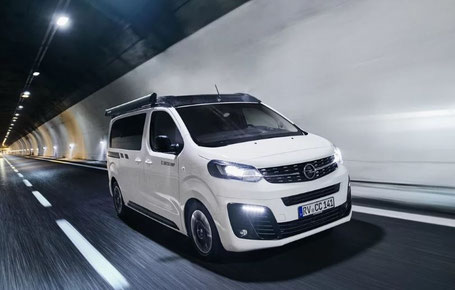Urban Camper Opel Zafira Life in weiß während der Fahrt 2026