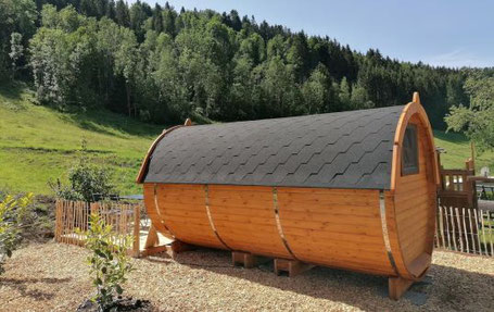 Schlaffass als Glamping Unterkunft in den bayerischen Bergen 2025