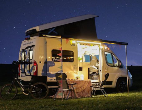 Roadsurfer Campingbus bei Nacht 2026