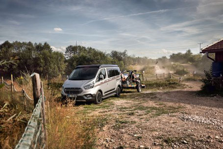 Dethleffs Urban Camper Globevan Trail steht auf einer Wiese 2025