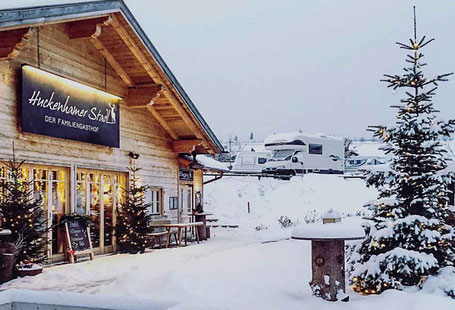 Wintercamping Vital Camp Bayerbach im Schnee