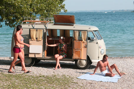 VW Bus T1 von 1965 am Strand mit der Familie 2026