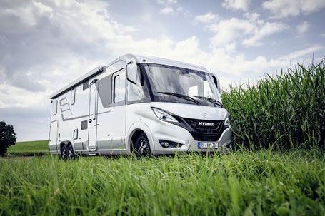 Hymer Wohnmobil B-KLasse MasterLine B-ML I880 auf dem Feld 2025