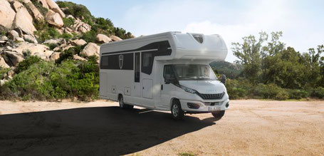 Morelo Alkoven steht auf dem Parkplatz Luxus Wohnmobil 2025