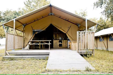 Großes fest installiertes Glamping Zelt für vier Personen in beige 2026