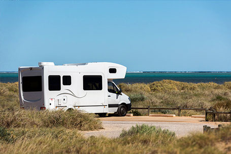 Weißes Wohnmobil in Dünen vor Meer in West Australien 2026