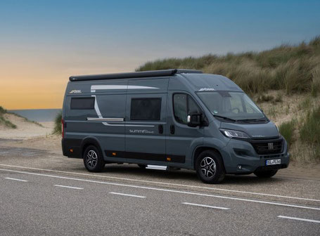 Pössl Summit Kastenwagen steht am Meer 2025