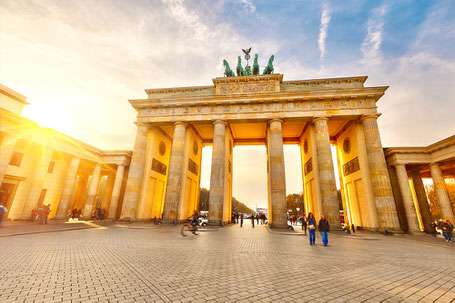 Brandenburger Tor in Berlin bei Sonnenaufgang 2026