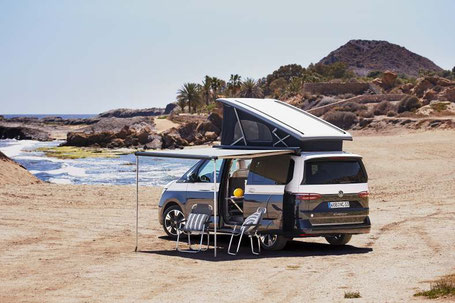Der neue VW California Ocean mit Markise und Aufstelldach am Strand 2026