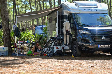 Sunlight T58 Adventure Wohnmobil mit Markise steht im Wald 2026