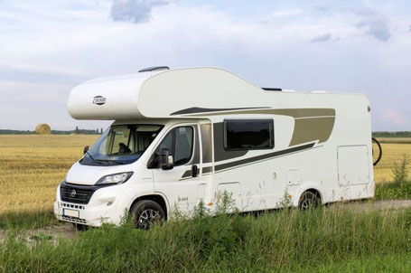 Carado Alkoven A361 Pro Wohnmobil in weiß fährt auf der Straße 2026