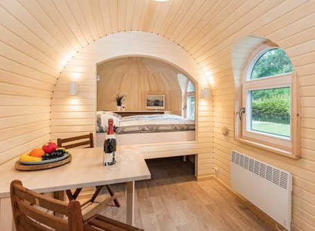 Inneneinrichtung eines modernen Tiny Houses aus Holz 2026
