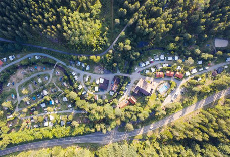 Natur-Camping Langenwald Wohnwagen auf Naturwiese in Wald
