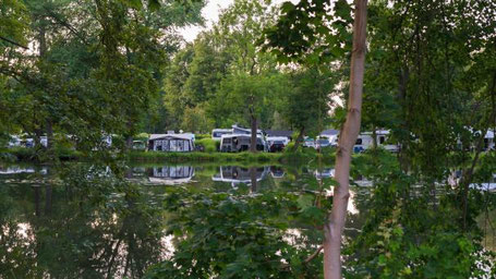 Camping Stellplätze am See im Wald 2026