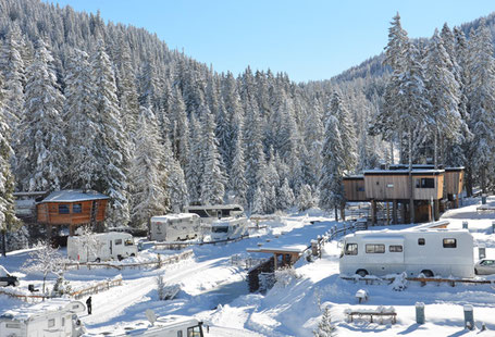 Wintercamping CaravanPark Sexten im Schnee