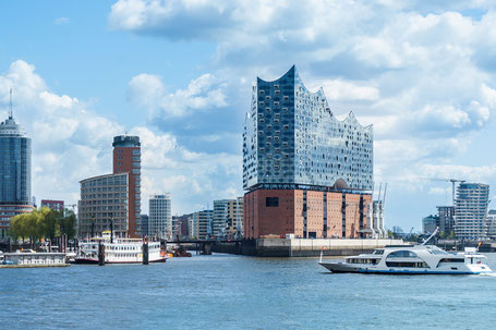 Elbphilharmonie Hamburg vor Elbe 2025
